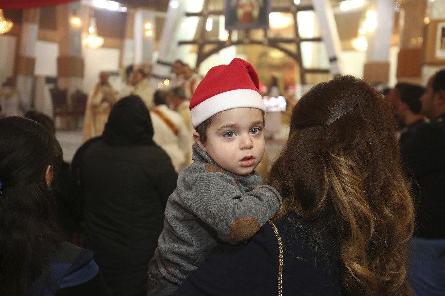 Iracká rodina na vianočnej omši v Bagdade
