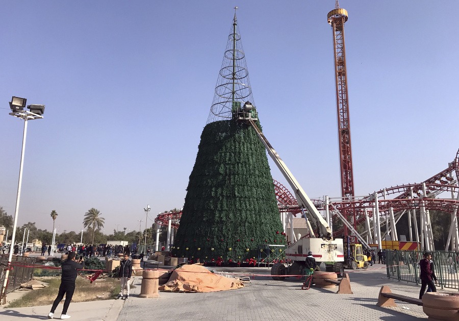 Vianočný stromček stojí v zábavnom parku al-Zawra Park.
