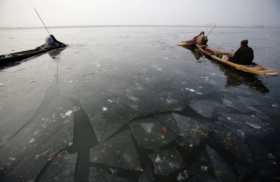 Lov rýb na zamrznutom jazere Anchar je nazaj náročný.
