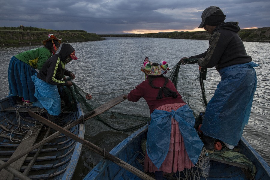 Na snímke rodinní príslušníci lovia ryby na rieke Coata, ktorá sa vlieva do najväčšieho juhoamerického jazera Titicaca v Coate v Peru.