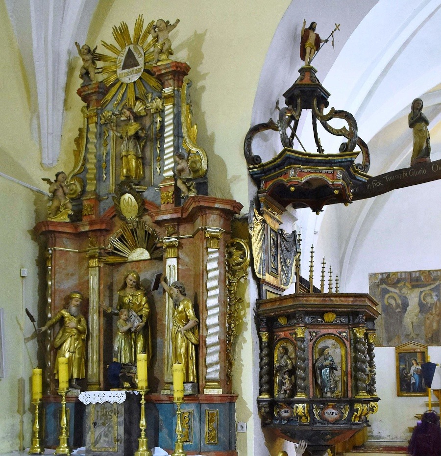 Jeden z bočných gotických oltárov a kazateľnica