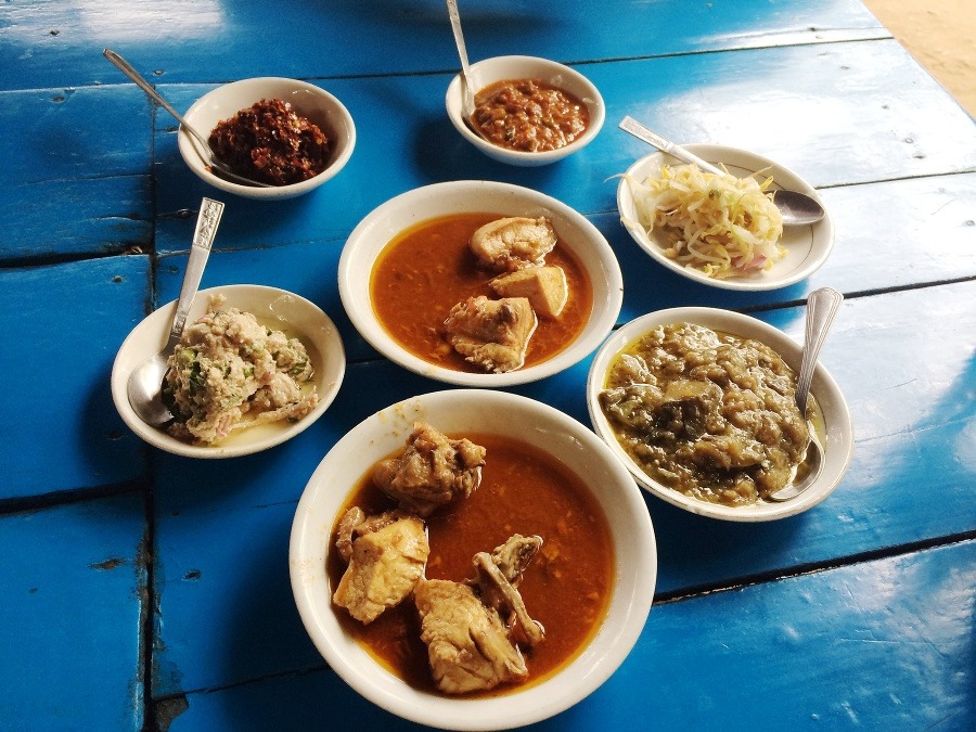 Typické mjanmarské jedlo v lokálnej reštaurácii