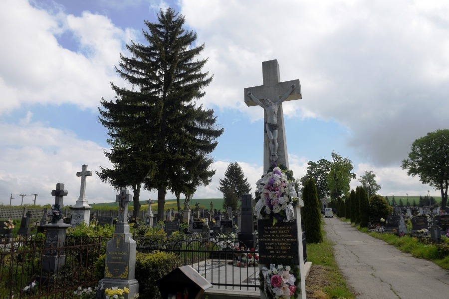 Kríž na cintoríne s pamätnou tabuľou na návštevu Matky Terezy