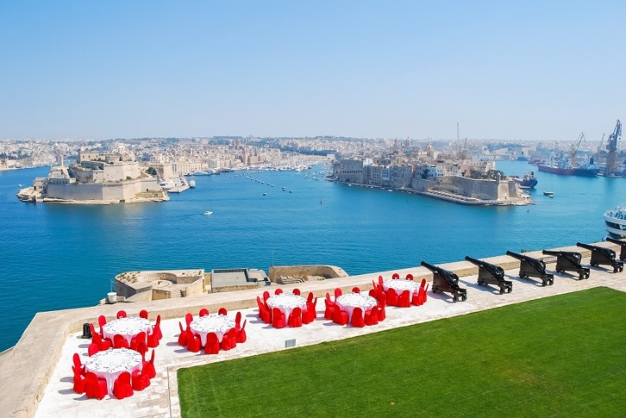 Malta: Vychutnajte si príjemné posedenie pri prístave, odkiaľ vidieť zvyšky starého opevnenia.