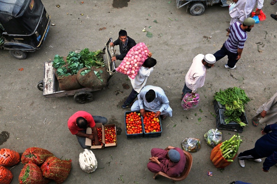 Kašmírčania nakupujú zeleninu vo veľkosklade v Šrínagare.