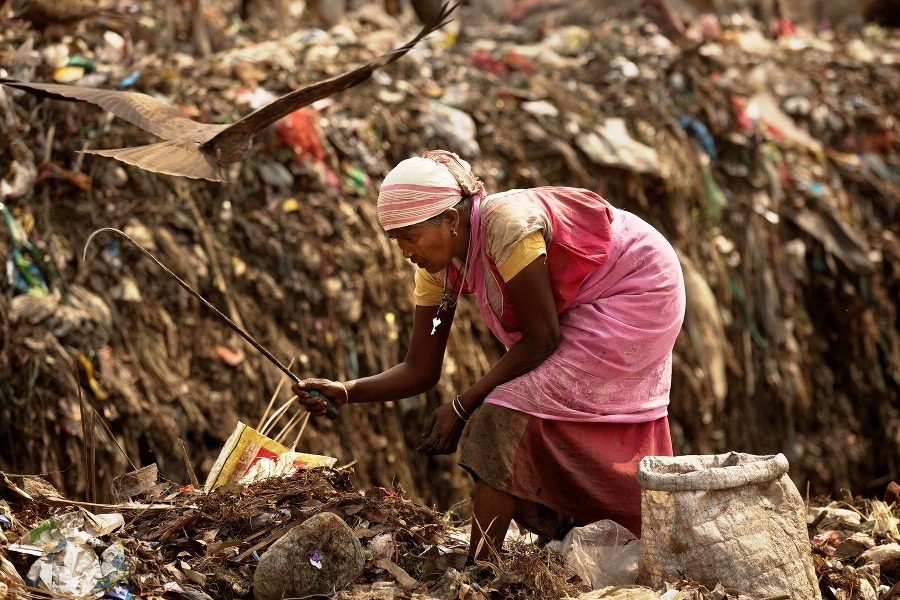 Indická handrárka hľadá recyklovateľné materiály na predaj na smetisku na predmestí indického mesta Gauhátí.