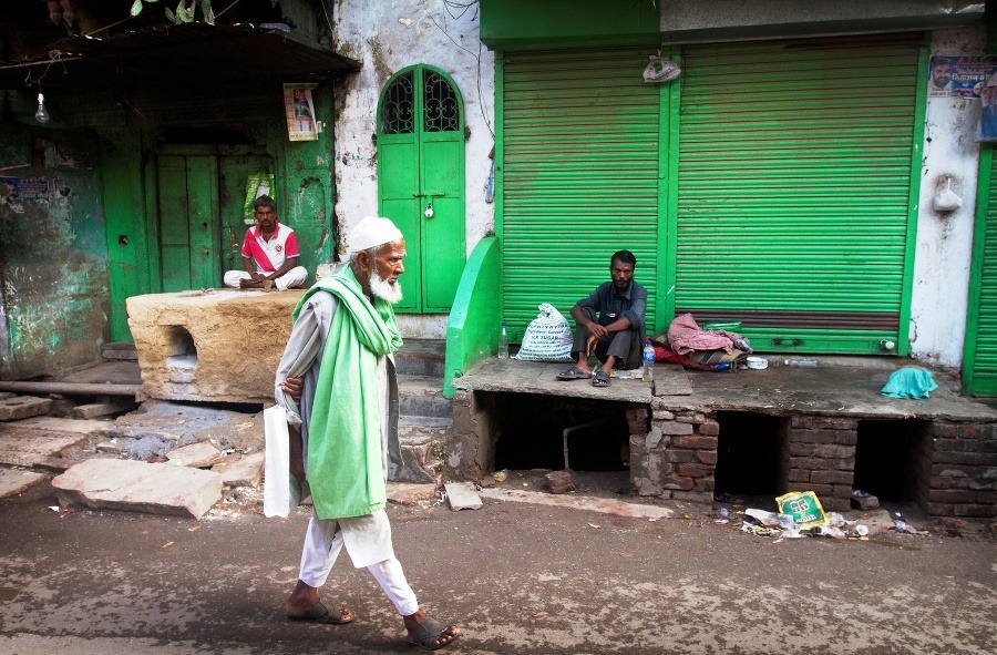 Starý moslimský nádenný robotník odchádza do práce v skorých ranných hodinách v indickom Allahabáde.