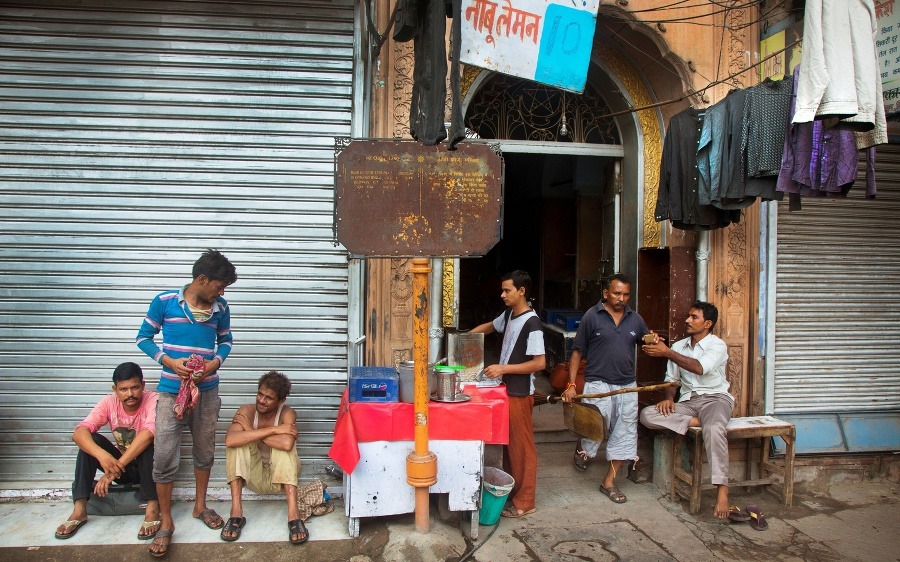 Námedzní robotníci odpočívajú na ulici a čakajú na čaj v starej štvrtí indickej metropoly Naí Dillí.
