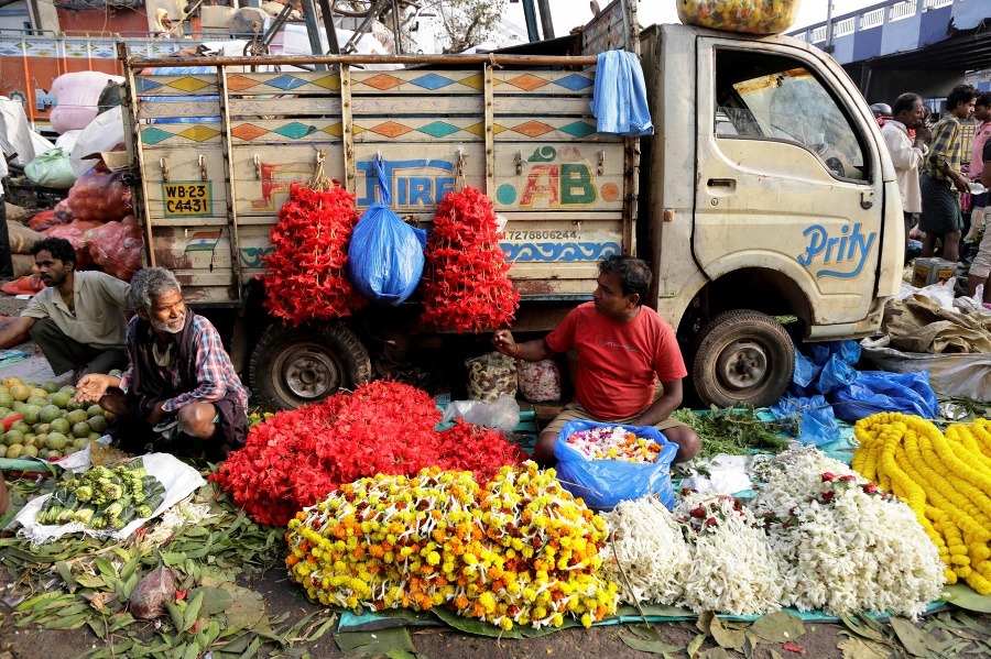 Predavači kvetov čakajú na zákazníkov v predvečer  hinduistického sviatku Šivratri v indickej Kalkate.