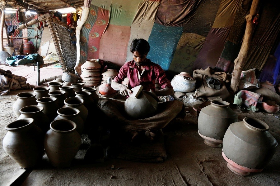 Indický hrnčiar vyrába džbány v dielni a okraji Ahmadabádu.