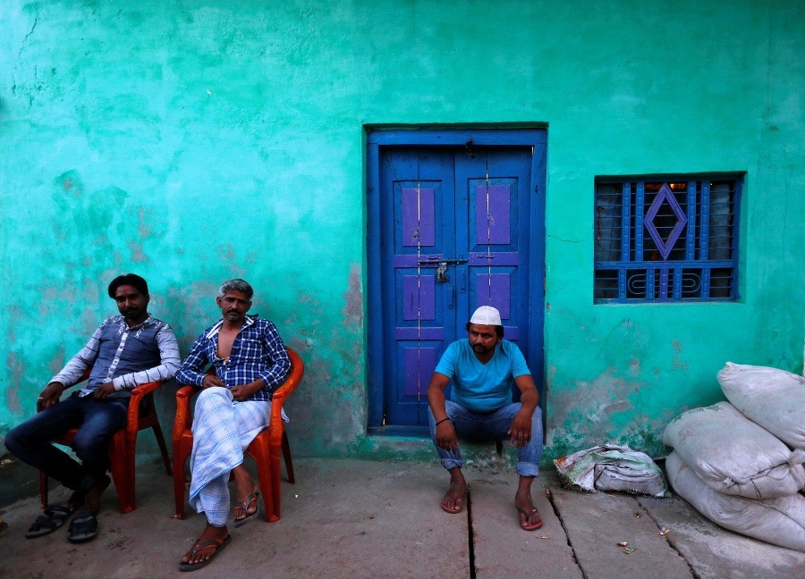 Mäsiari sedia pred zavretým bitúnkom na okraji indického mesta Lakhnaú v severoindickom zväzovom štáte Uttarpradéš.
