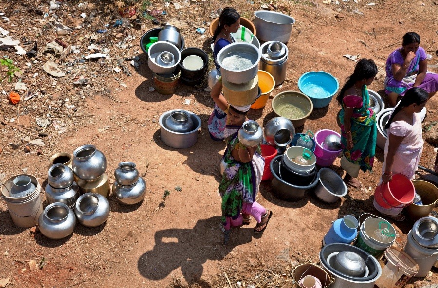 Na snímke indické ženy sa zdromaždili s nádobami pri verejnom vodovode v predvečer Svetového dňa vody v Hajdarabáde.