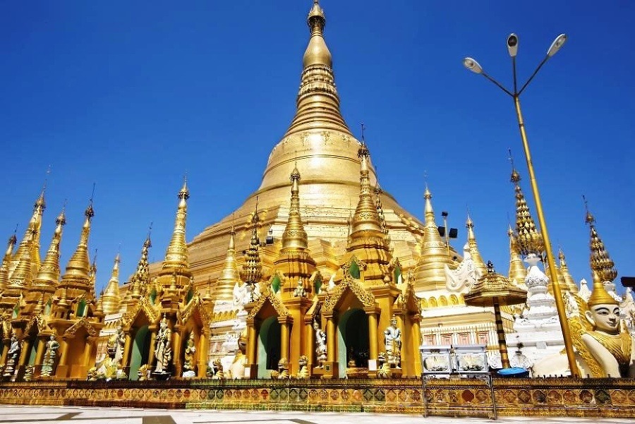Okolo hlavnej zlatej pagody nájdete množstvo ďalších menších.  Zdroj: bigstock.com