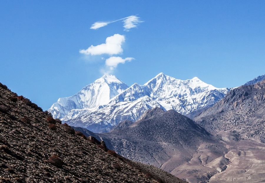 Naľavo Dhaulagirí (8 167 m), napravo trojvrchol Tukuche s výškou 6 920 m