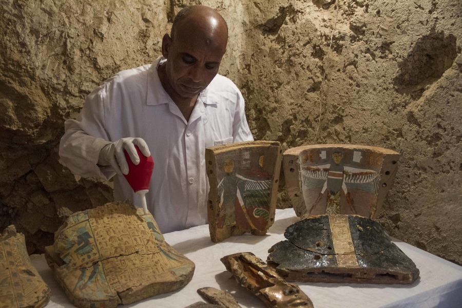 Muž reštauruje pohrebný nábytok, ktorý bol súčasťou znovuobjavenej hrobky v Luxore.