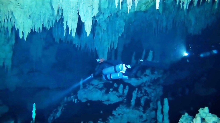 Potápač počas skúmania najdlhšej podvodnej jaskyne na svete. © Profimedia