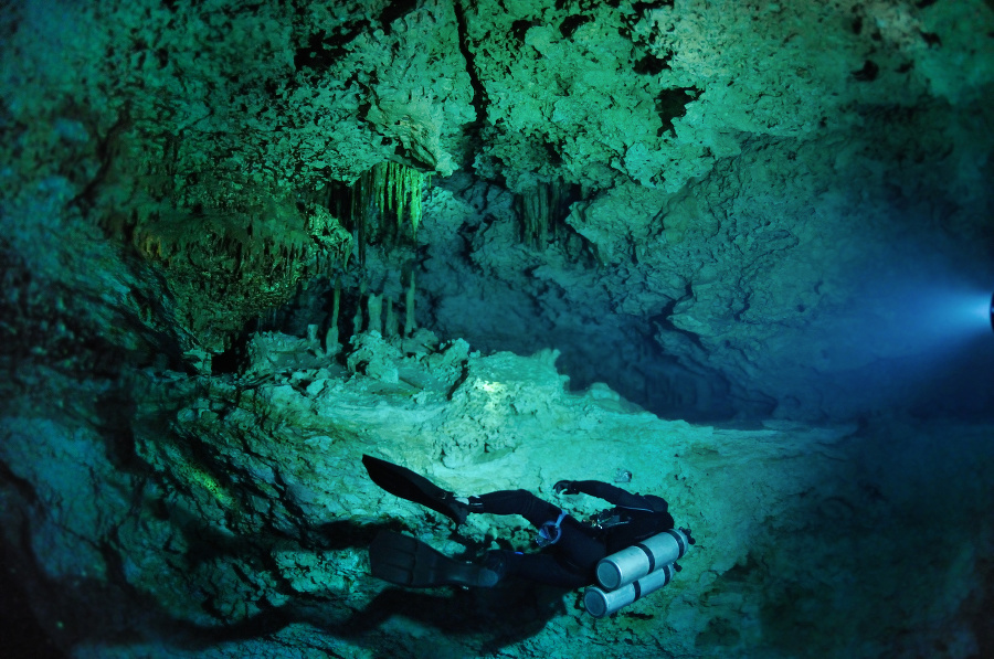Potápač v podvodnej jaskyni. © Thinkstock