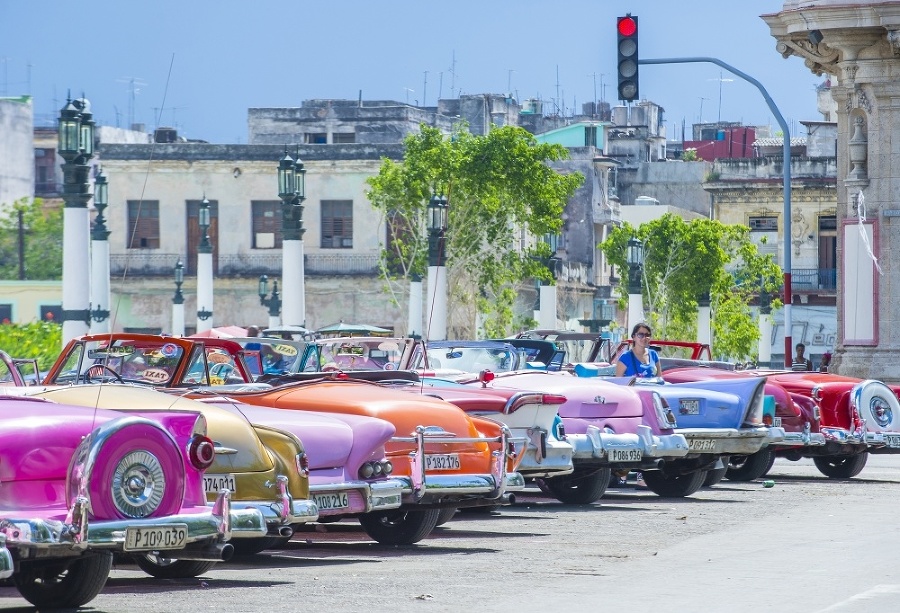 Vintage americké fára. Klasický pohľad do ulíc Havany.