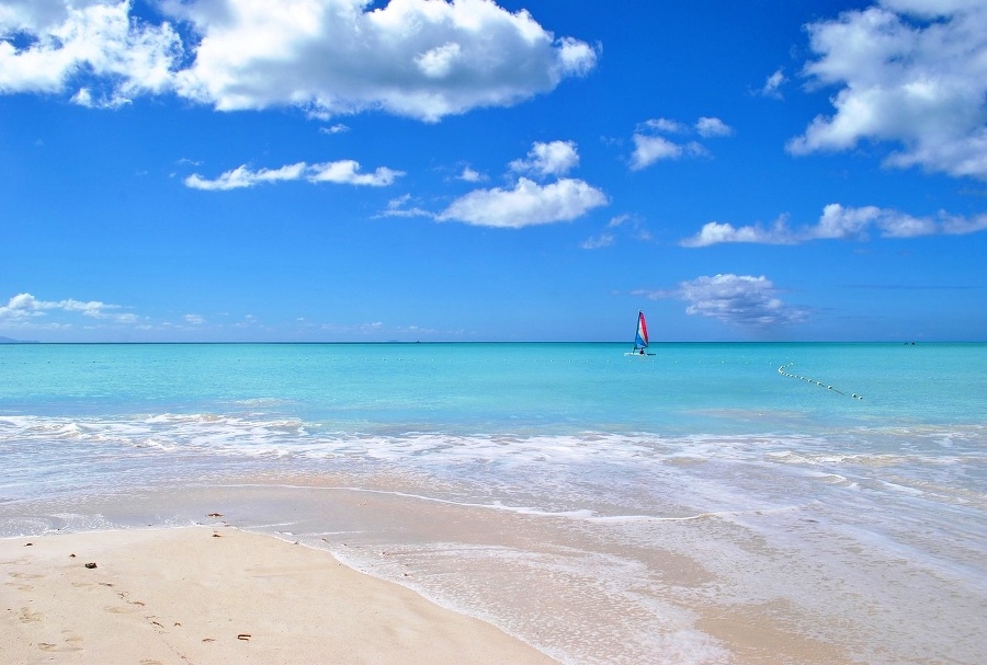 Ostrovný štát Antigua sa spamätúva z vyčíňania hurikánov. Miestni obyvatelia však tvrdia, že teraz je ešte omnoho krajší než kedykoľvek predtým. Foto: Pixabay