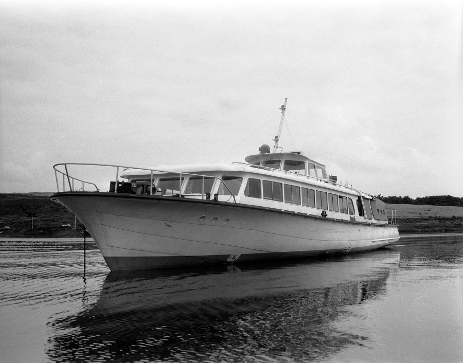 Na archívnej snímke z 5. augusta 1970 prvá loď na Domaši.