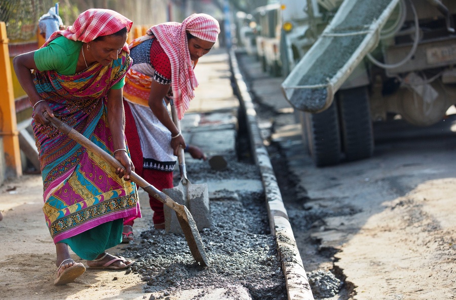 Indické robotníčky pri práci na chodníku