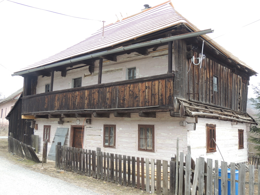 Na snímke typické staré banícke domy, ktoré sa kedysi stavali v obci  Kremnické Bane.