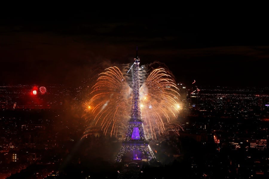 Slávnostný ohňostroj na Eiffelovej veži na záver osláv francúzskeho štátneho sviatku Deň dobytia Bastily