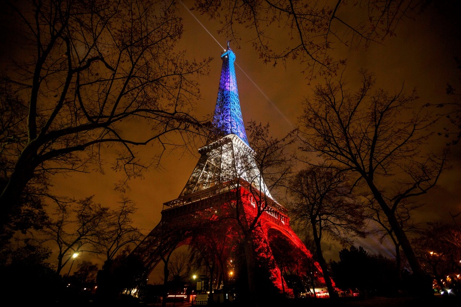 Eiffelova veža osvetlená francúzskymi národnými farbami na znak úcty k mŕtvym, ktorí prišli o život počas teroristických útokov v novembri 2015.