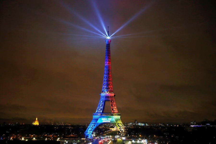 Eiffelova veža osvietená olympijskými farbami na počesť ohlásenia začiatku medzinárodnej kampane na podporu Paríža, ako dejiska letných  olympijských hier v roku 2024