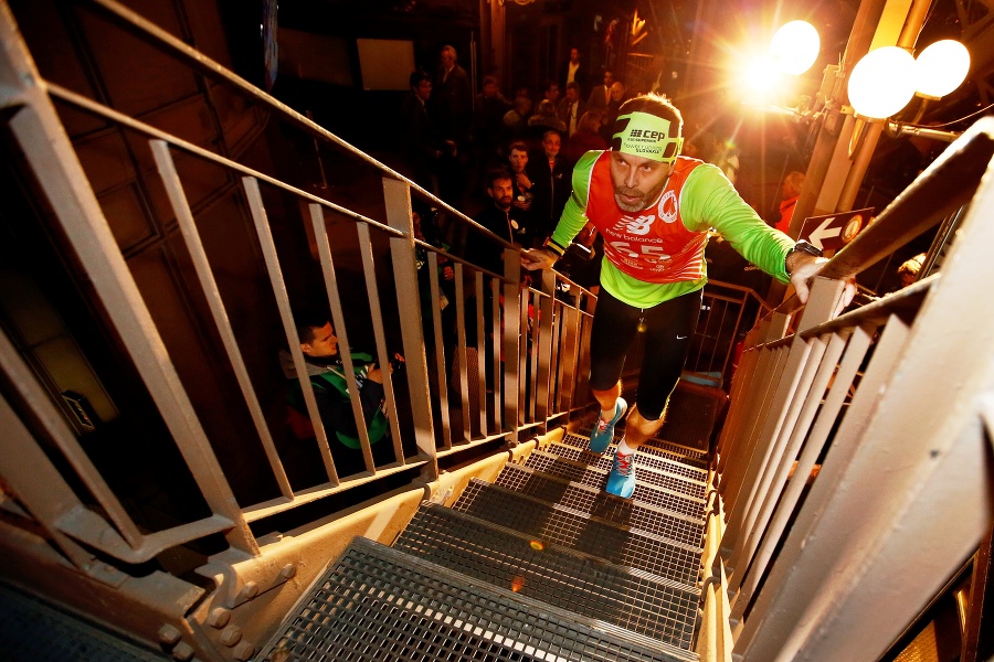 Jeden z účastníkov pravidelnej súťaže v behu po schodoch Eiffelovej veže