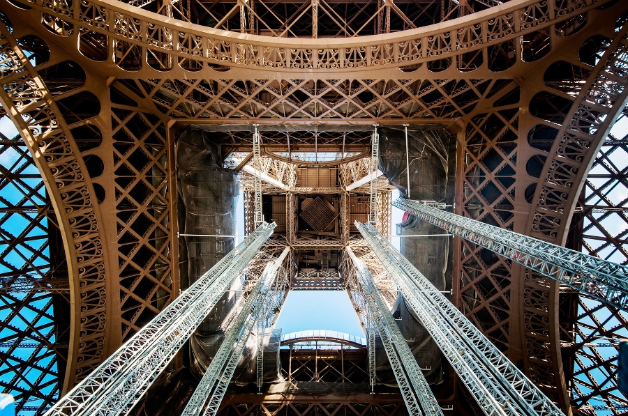 Pohľad na Eiffelovu veža zospodu