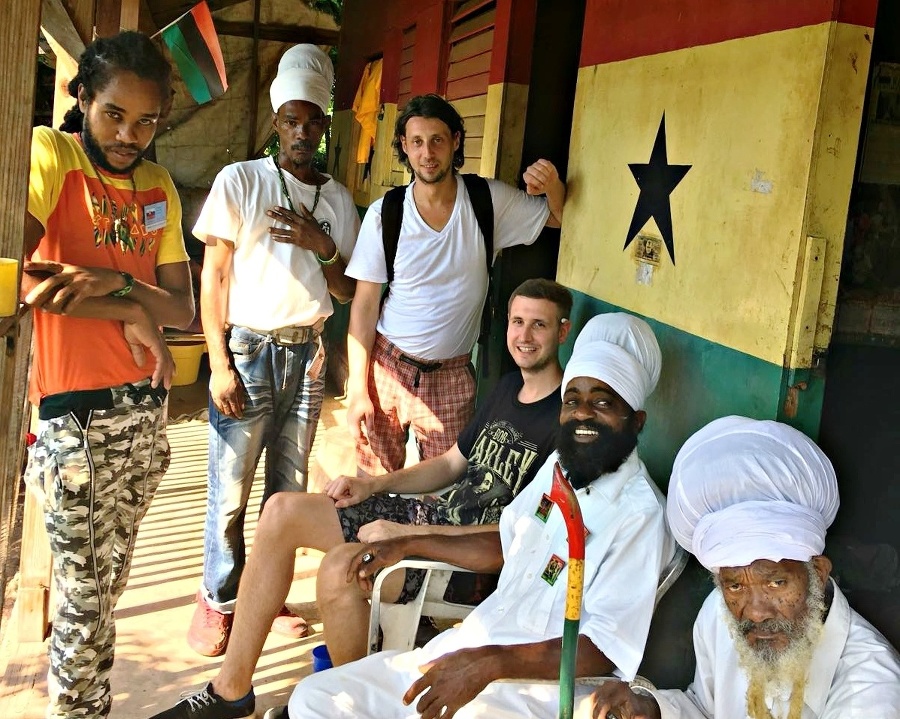 Turistov Nita berie aj na také miesta, kam ich nikdy nik iný nevezme. Napríklad do jedinej pravej rastafari osady.