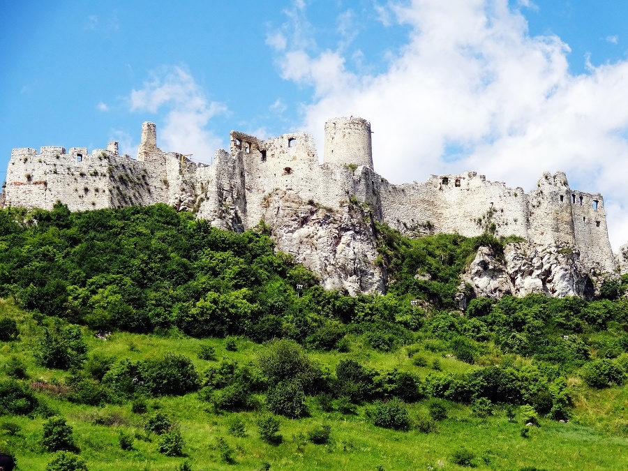 Spišský hrad má rozlohu viac ako 4 hektáre a patrí medzi najväčšie hradné komplexy v Strednej Európe. Zdroj: Pixabay.com