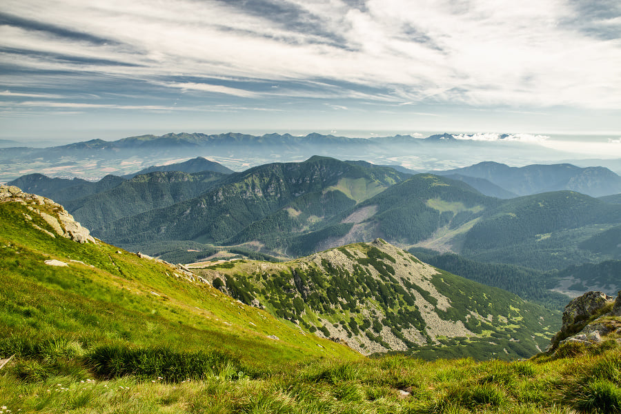 Turistika po slovenských národných parkoch ponúka nádherné výhľady, za ktorými sa oplatí vyliezť až na vrchol. Pohľad z Chopku nie je výnimkou. Zdroj: Bigstockphoto.com
