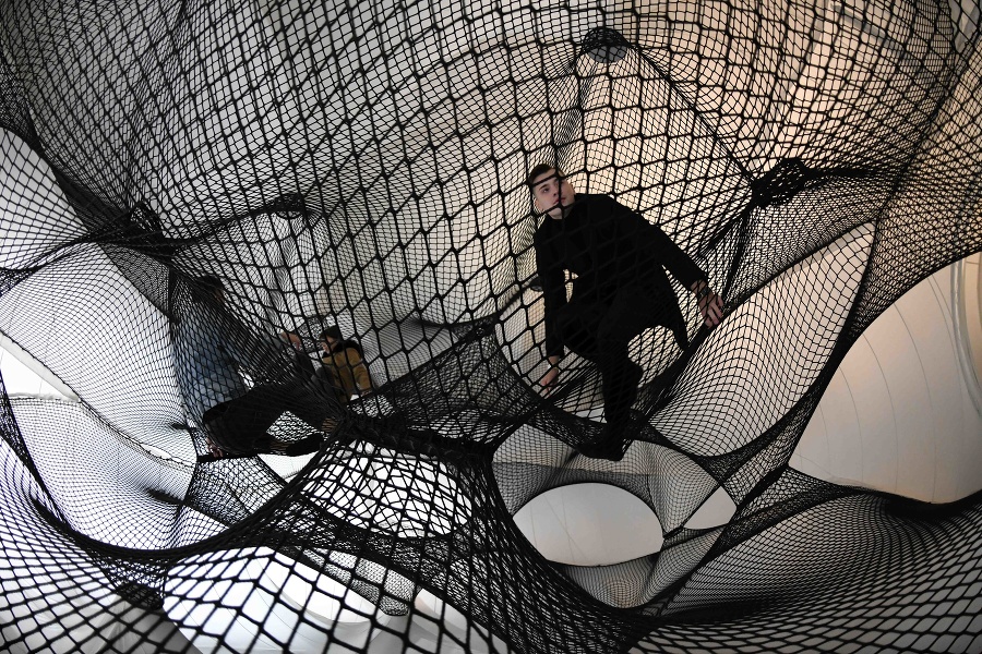 Návštevníci sa prechádzajú po sieťach interaktívneho objektu s názvom Net blow up, ktorého autorom je rakúsko-chorvátsky dizajnový kolektív Numen