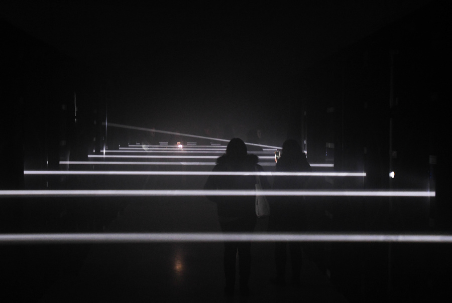 Návštevníci prechádzajú svetelnou inštaláciou s názvom Licht, mehr Licht!, ktorej autorom je umelec Guillaume Marmin z Francúzska 