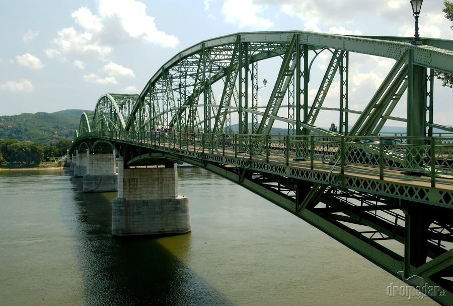 Most Márie Valérie medzi