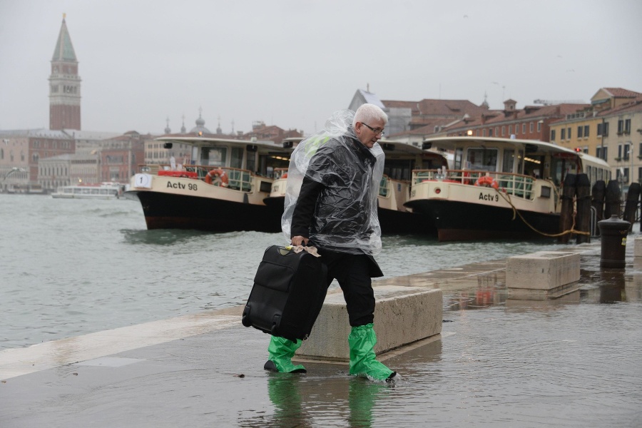 Počasie turistov v Benátkach riadne trápi.