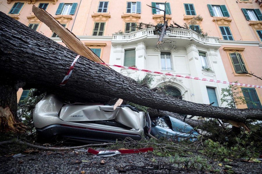 Zničené auto a balkón v Ríme