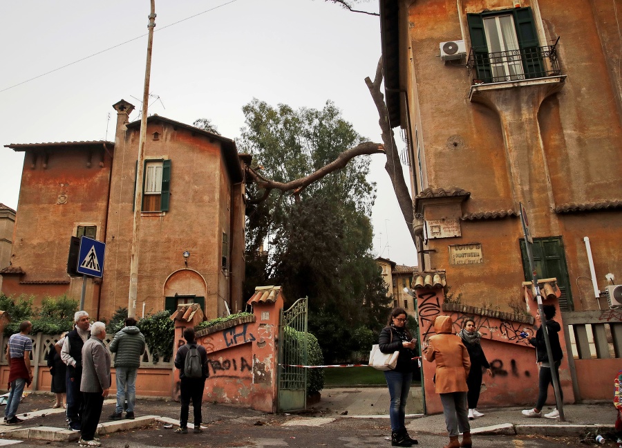 Konár stromu spadnutý na streche budovy v Ríme