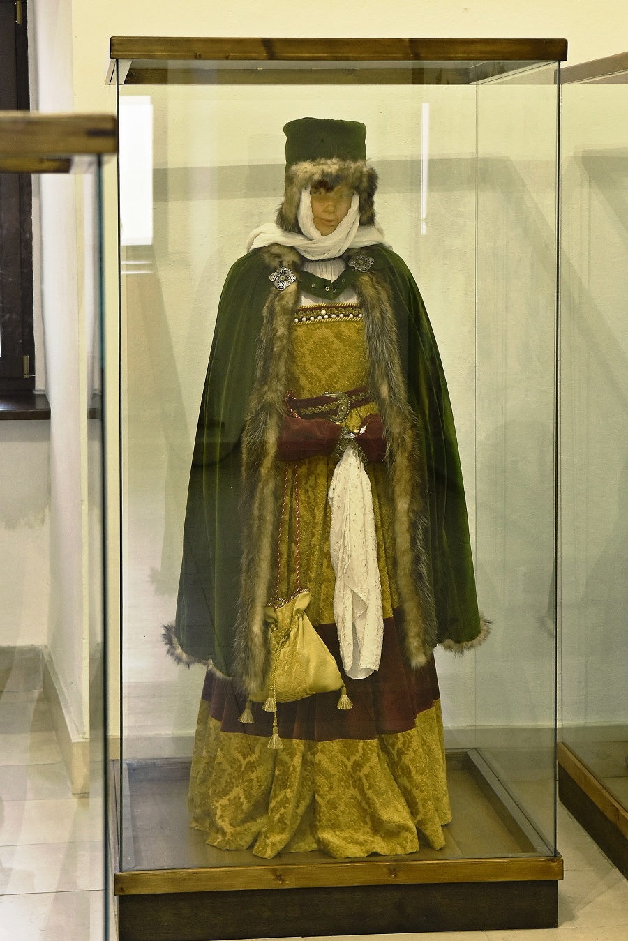 Nanovo ušitý dobový kostým prvej turistky, šľachtičnej  Beaty Lasky vystavený v jednej zo siení Kežmarského radu