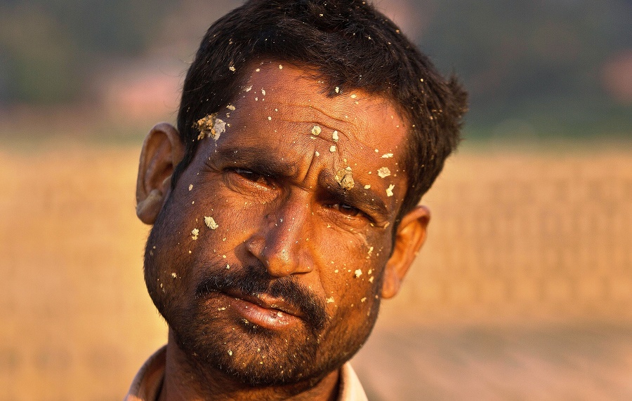 32-ročný robotník Mainuddin s tvárou zamazanou hlinou