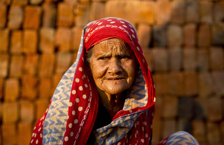 Indická starenka Fatema Bibiová počas prestávky v práci v tehelni