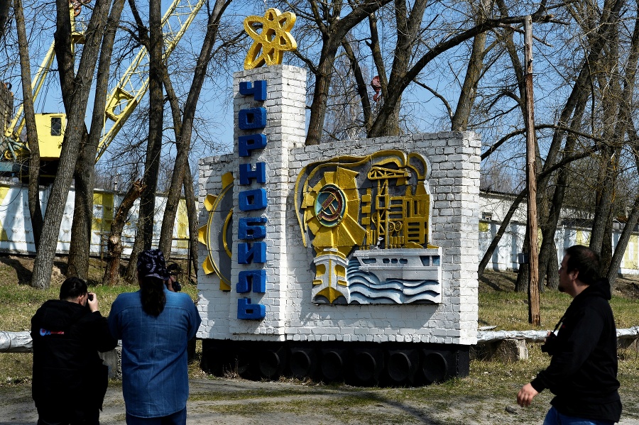 Turisti fotografujú vstup do mesta Černobyľ