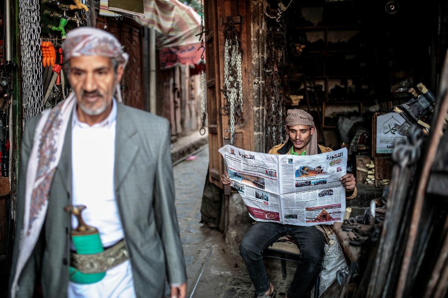 Predavač číta noviny vo svojom stánku na tradičnom trhovisku Souk almelh.