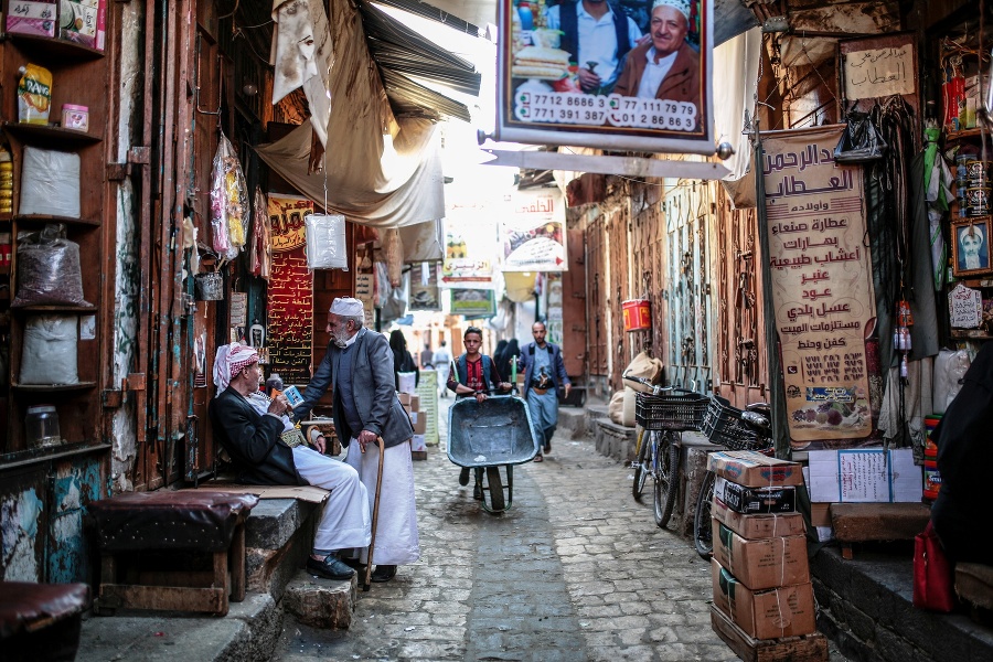 Predavači sa bavia pred svojimi obchodmi v hlavnom meste Saná.