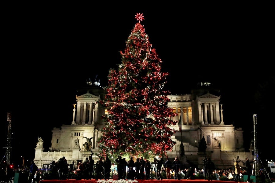 Vianočný strom pred Pamätníkom