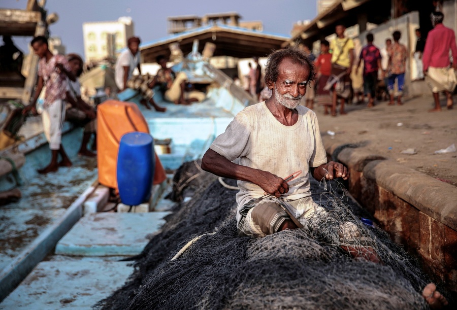 71-ročný rybár Ammar Ahmed si pripravuje siete na lov, Hodeida