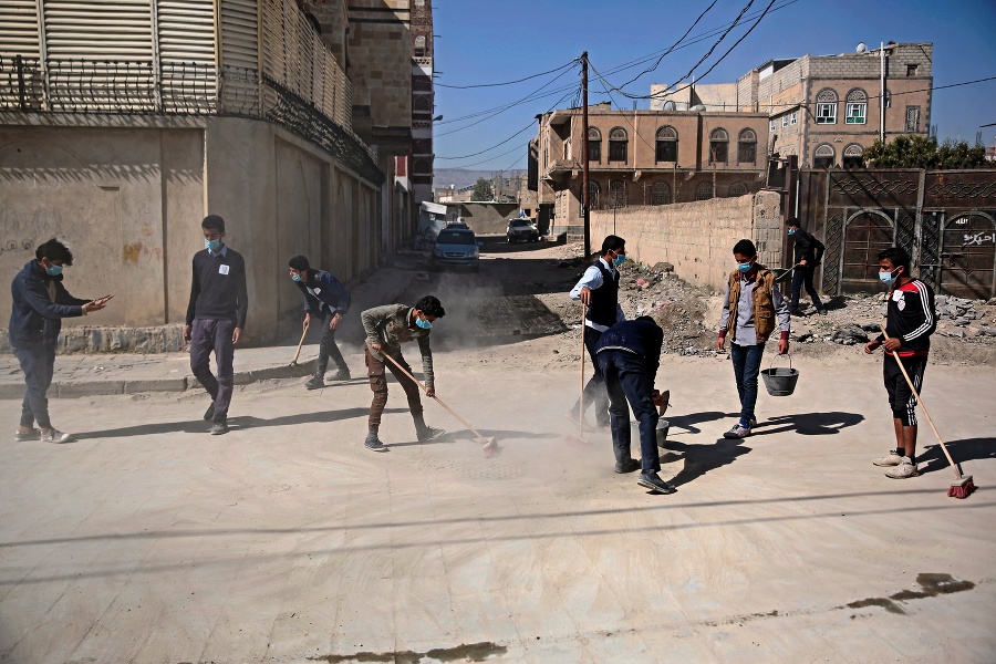 Mladí Jemenčania čistia ulice mesta Saná počas spoločnej brigády