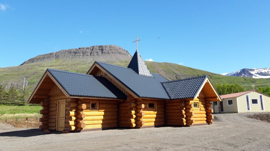 Drevený kostolík v Reydarfjördure,